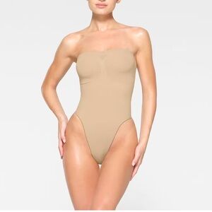 SKIMS Seamless Sculpt Strapless Thong Bodysuit in Clay. M, NIB.